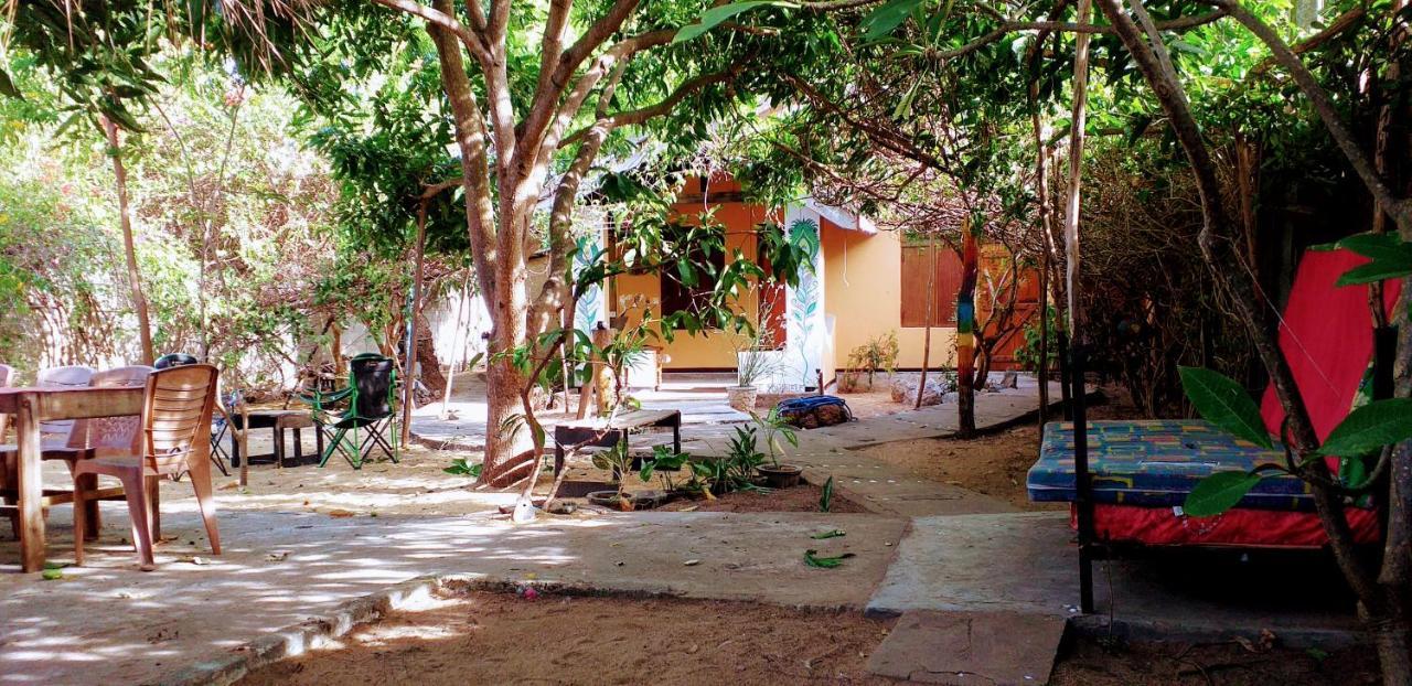 Little Bay Arugam Bay Hostel Bagian luar foto